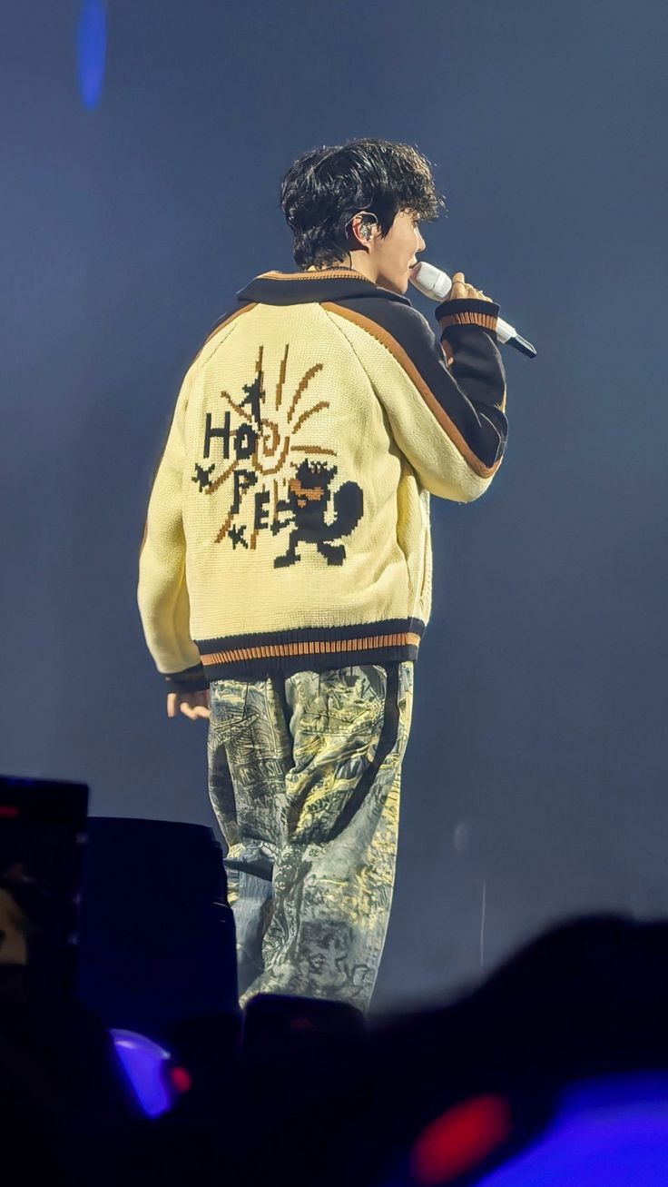Jaqueta Jhope on the stage