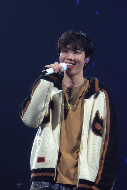 Jaqueta Jhope on the stage